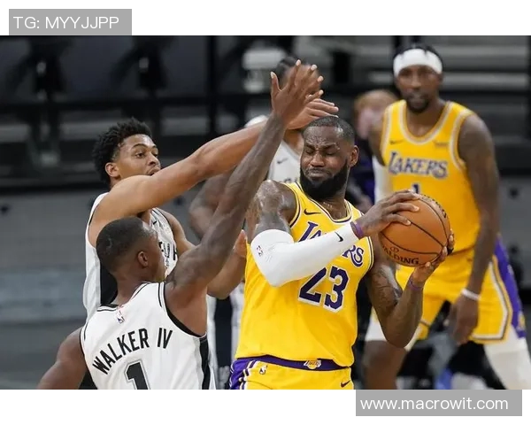 湖人对阵篮网激战正酣球员表现与战术分析一览无余